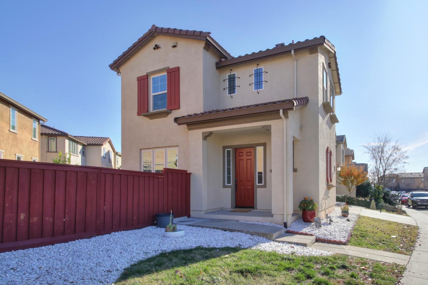 Detail Gallery Image 2 of 45 For 906 Blossom Rock Ln, Folsom,  CA 95630 - 3 Beds | 2/1 Baths