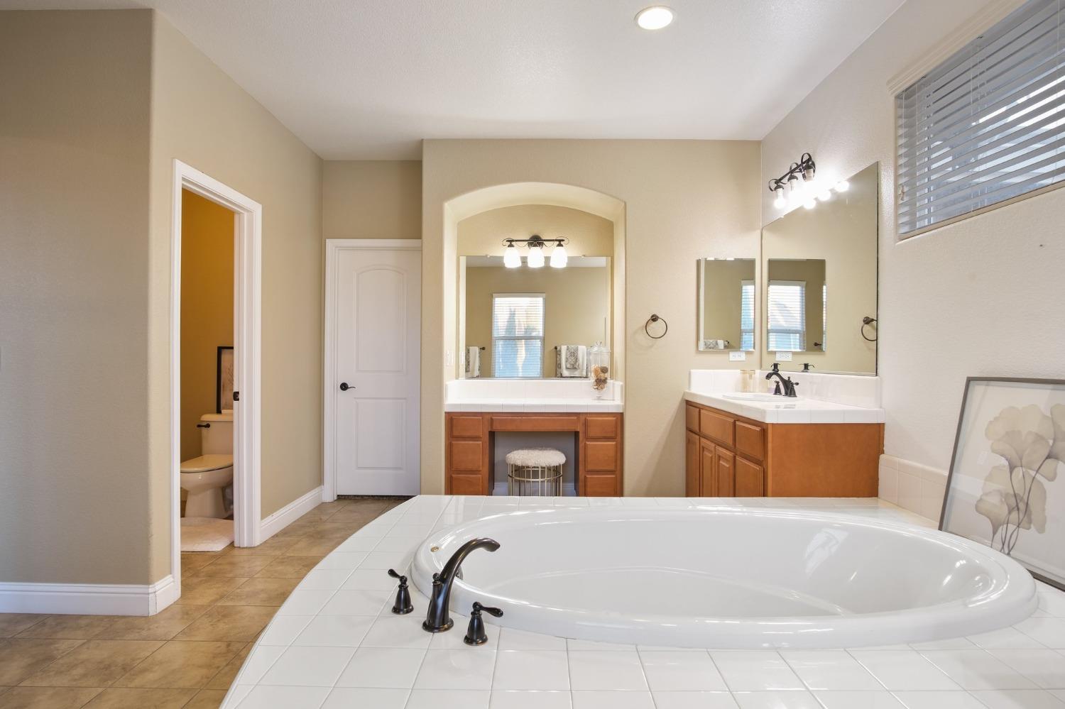 Detail Gallery Image 29 of 51 For 16834 Train Station Ct, Lathrop,  CA 95330 - 5 Beds | 3/1 Baths