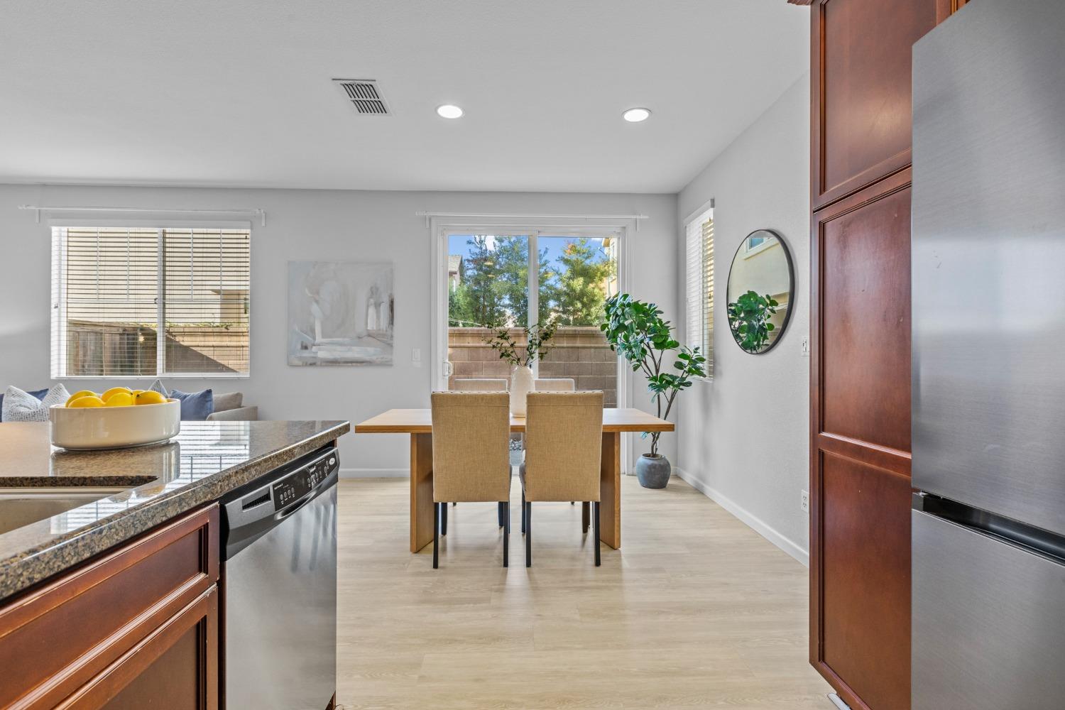 Detail Gallery Image 12 of 44 For 1192 Impressionist Loop, Roseville,  CA 95747 - 3 Beds | 2/1 Baths