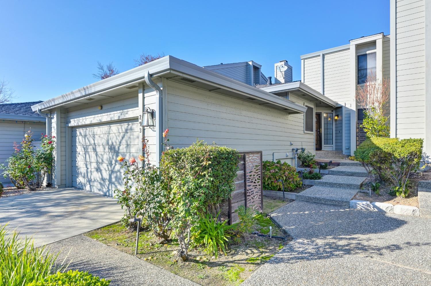 Detail Gallery Image 4 of 52 For 293 Castlewood Cir, Roseville,  CA 95678 - 2 Beds | 2/1 Baths