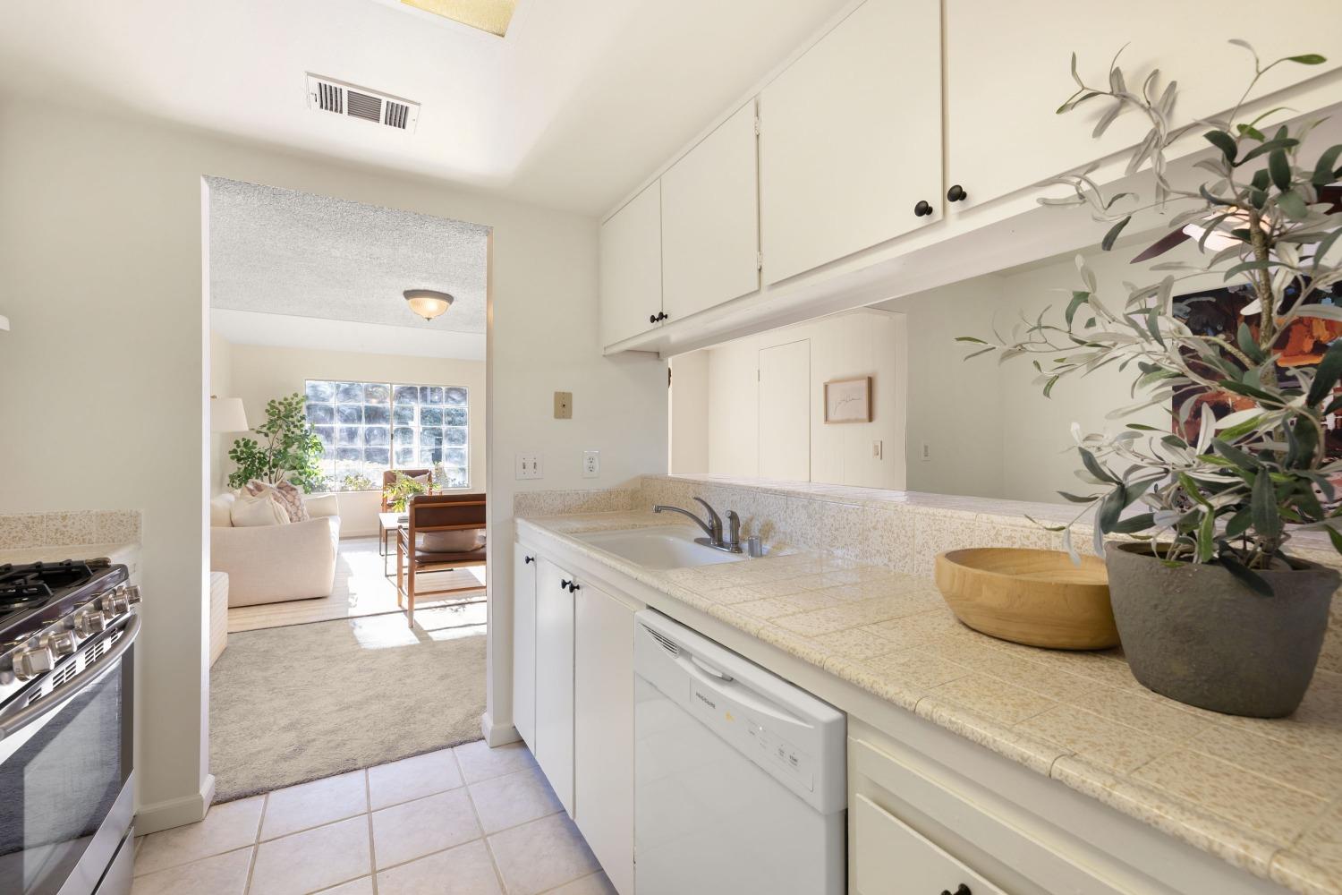 Detail Gallery Image 14 of 32 For 4060 Knoll Top Ct, Carmichael,  CA 95608 - 2 Beds | 1/1 Baths