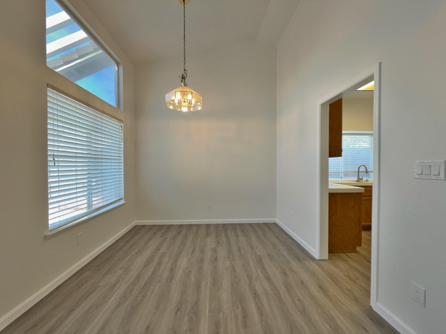 Detail Gallery Image 8 of 22 For 8318 Sunny Creek Way, Sacramento,  CA 95823 - 3 Beds | 2 Baths