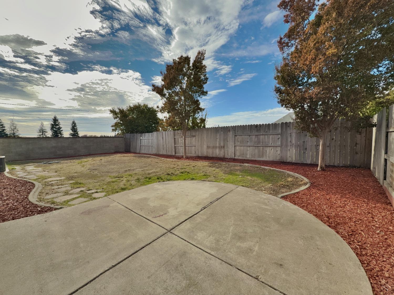 Detail Gallery Image 20 of 22 For 8318 Sunny Creek Way, Sacramento,  CA 95823 - 3 Beds | 2 Baths