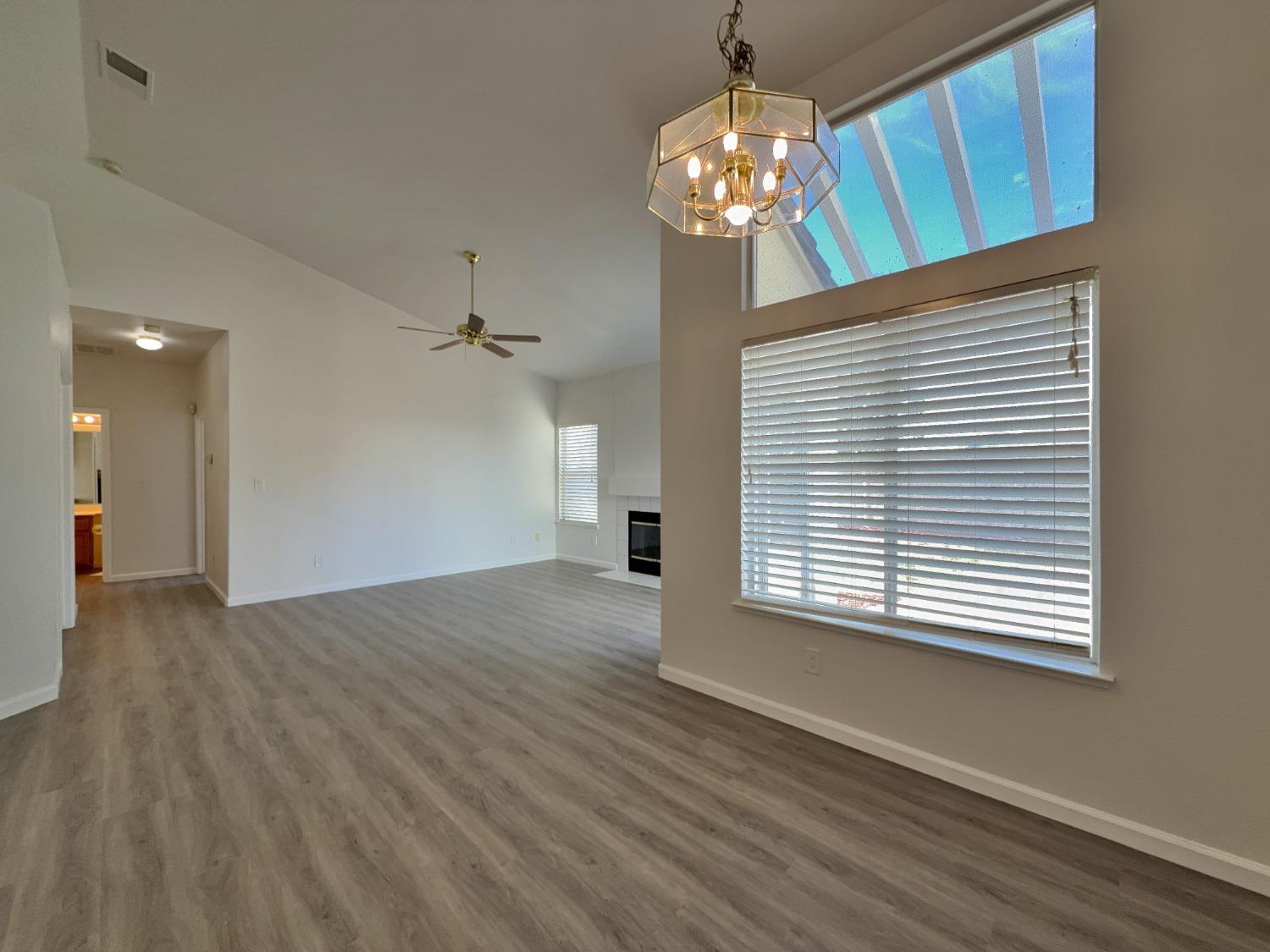 Detail Gallery Image 9 of 22 For 8318 Sunny Creek Way, Sacramento,  CA 95823 - 3 Beds | 2 Baths