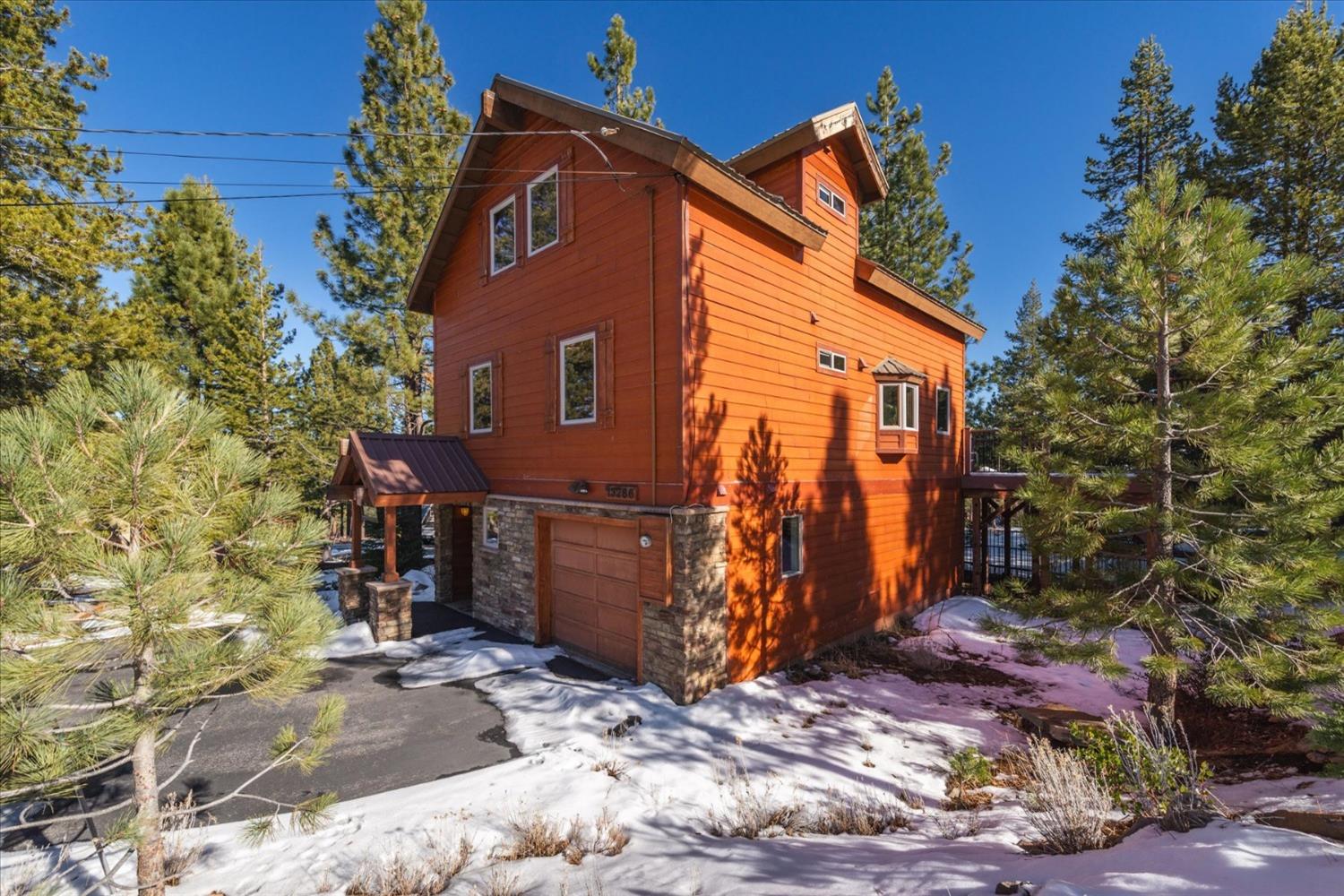 Detail Gallery Image 1 of 35 For 13286 Hillside Dr, Truckee,  CA 96161 - 4 Beds | 2 Baths