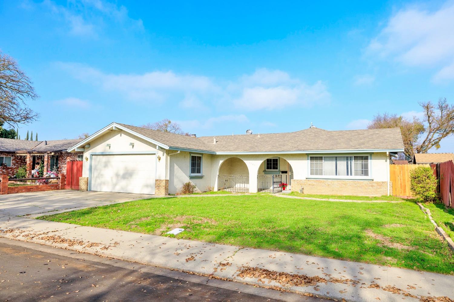 Detail Gallery Image 2 of 34 For 1601 San Carlos Ln, Modesto,  CA 95355 - 3 Beds | 2 Baths