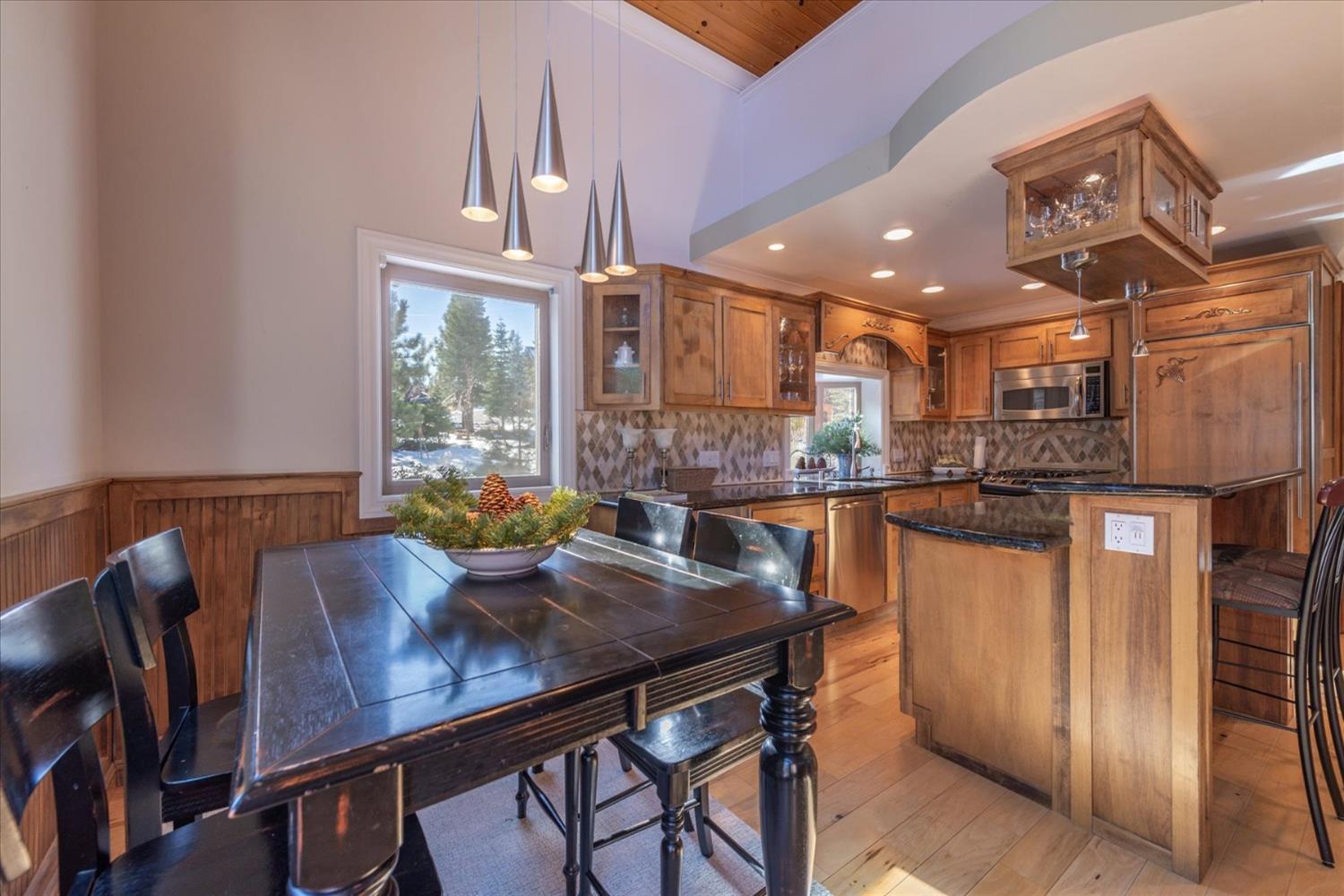 Detail Gallery Image 6 of 35 For 13286 Hillside Dr, Truckee,  CA 96161 - 4 Beds | 2 Baths