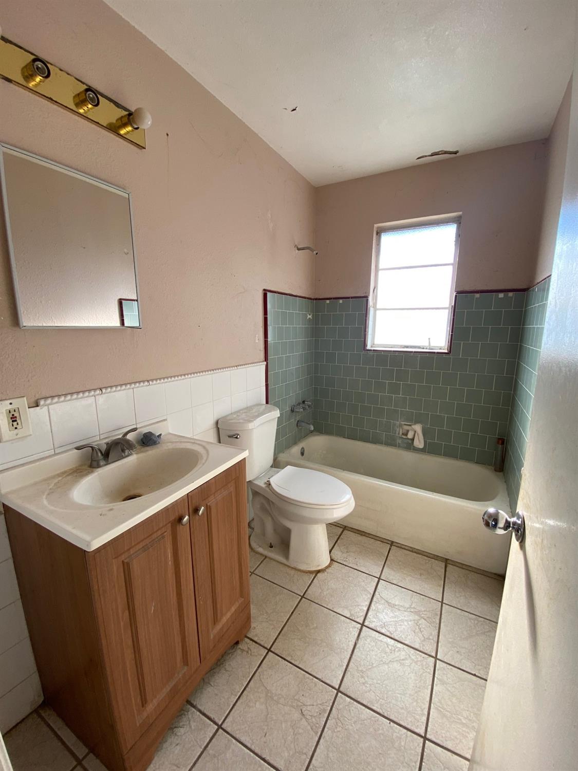 Detail Gallery Image 7 of 8 For 1672 Rosalind St, Sacramento,  CA 95838 - 2 Beds | 1 Baths