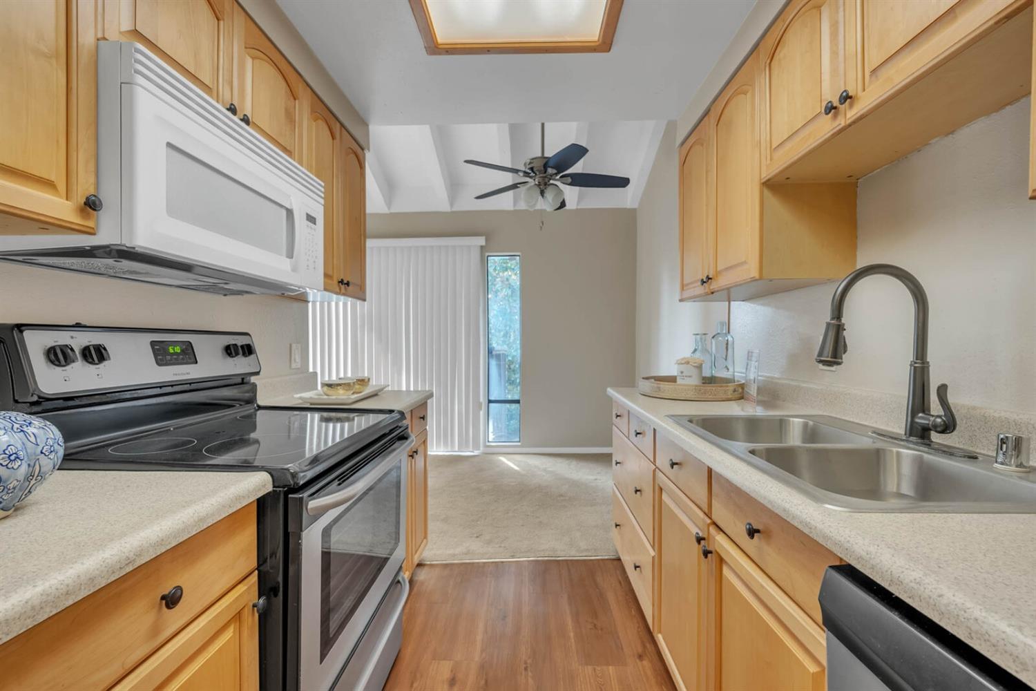 Detail Gallery Image 6 of 41 For 871 E Woodside Ln #4,  Sacramento,  CA 95825 - 1 Beds | 1 Baths