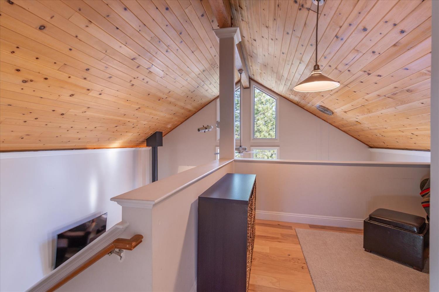 Detail Gallery Image 14 of 35 For 13286 Hillside Dr, Truckee,  CA 96161 - 4 Beds | 2 Baths