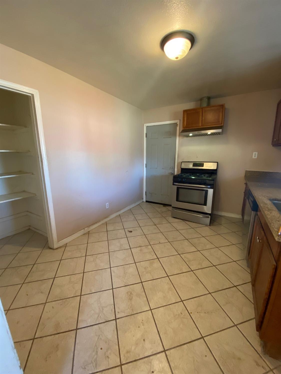 Detail Gallery Image 4 of 8 For 1672 Rosalind St, Sacramento,  CA 95838 - 2 Beds | 1 Baths