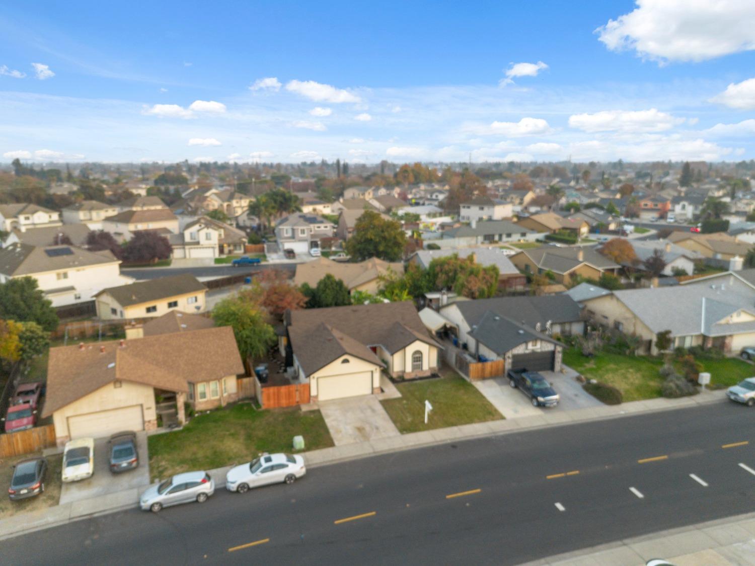 Detail Gallery Image 3 of 32 For 592 Hacienda Ave, Manteca,  CA 95336 - 3 Beds | 2 Baths