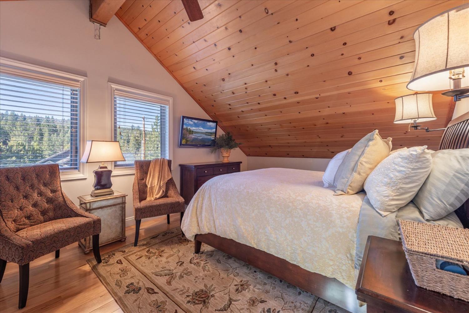 Detail Gallery Image 10 of 35 For 13286 Hillside Dr, Truckee,  CA 96161 - 4 Beds | 2 Baths