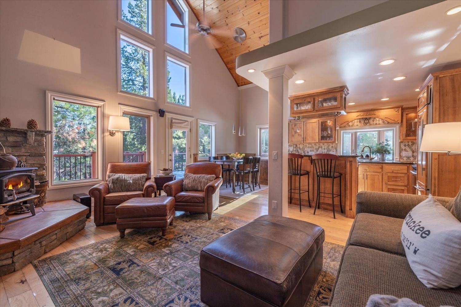 Detail Gallery Image 2 of 35 For 13286 Hillside Dr, Truckee,  CA 96161 - 4 Beds | 2 Baths