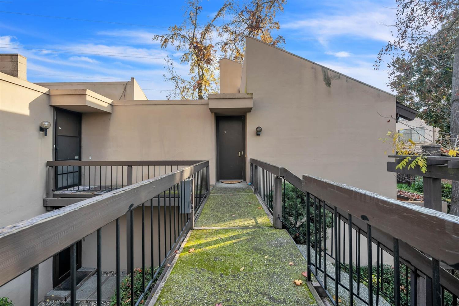 Detail Gallery Image 1 of 41 For 871 E Woodside Ln #4,  Sacramento,  CA 95825 - 1 Beds | 1 Baths