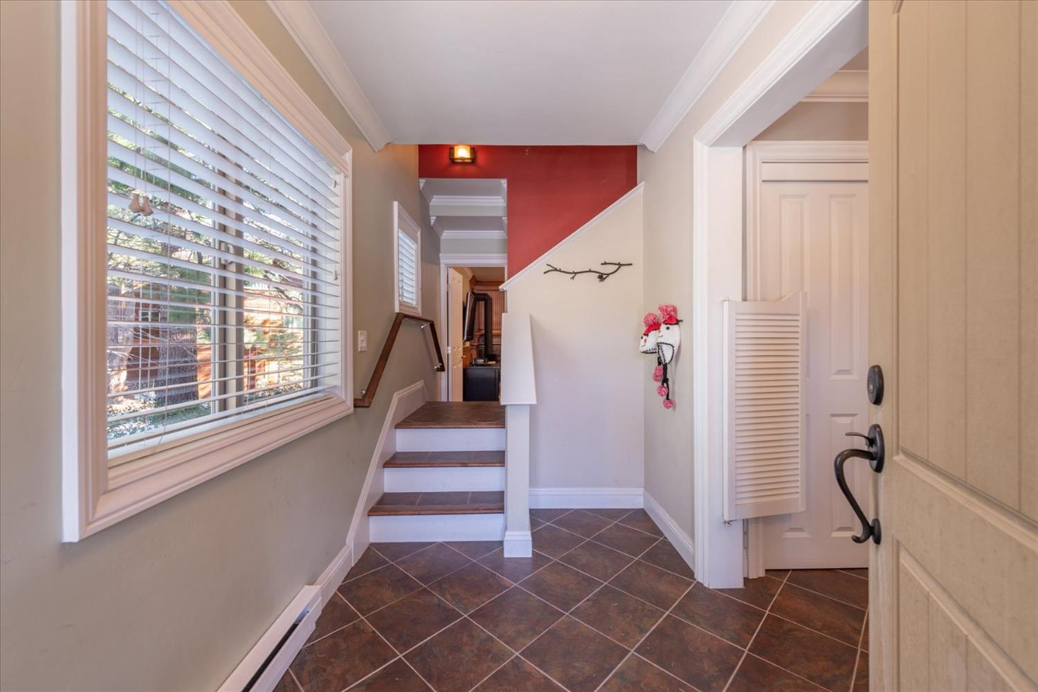 Detail Gallery Image 19 of 35 For 13286 Hillside Dr, Truckee,  CA 96161 - 4 Beds | 2 Baths