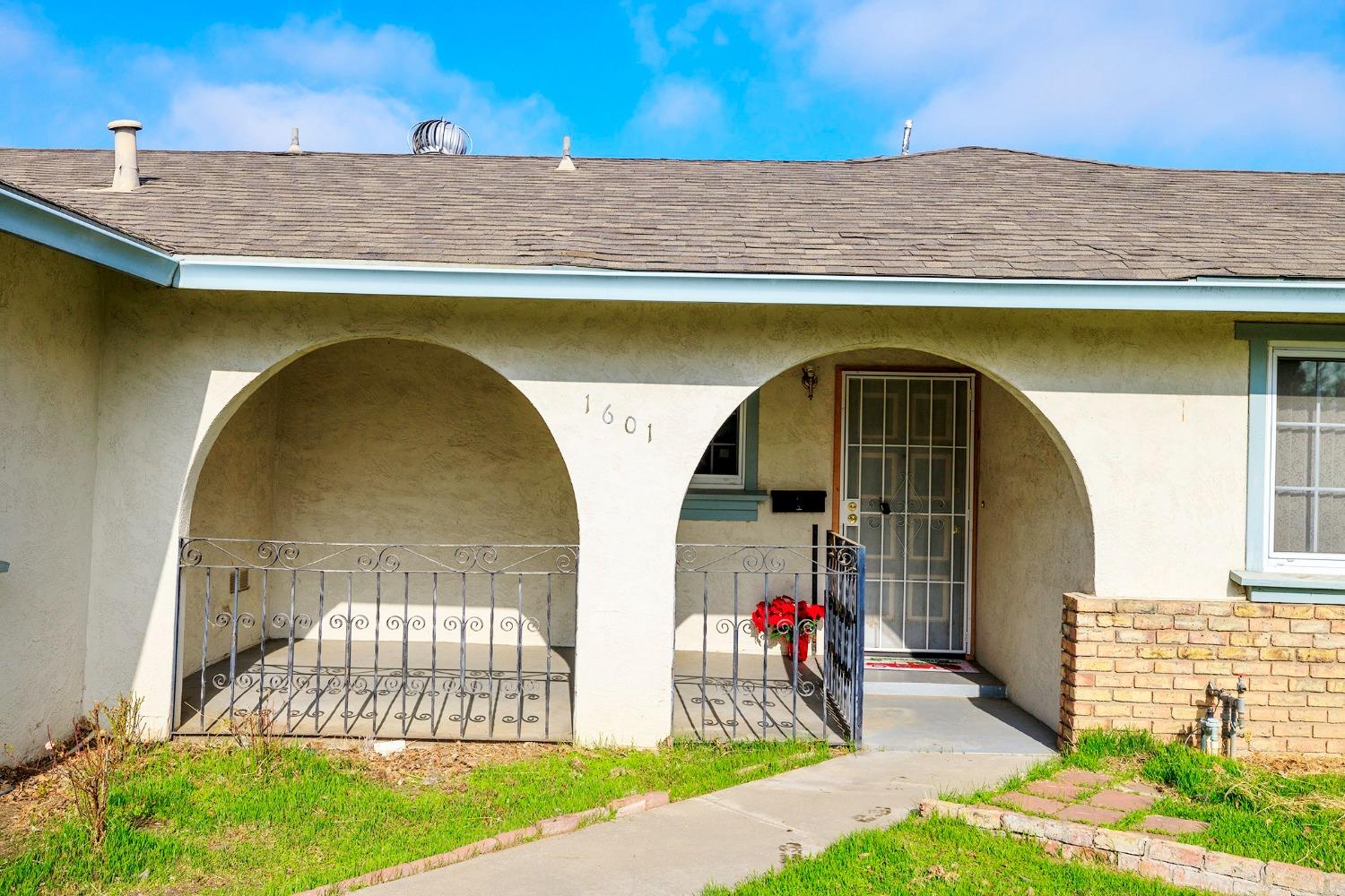 Detail Gallery Image 3 of 34 For 1601 San Carlos Ln, Modesto,  CA 95355 - 3 Beds | 2 Baths