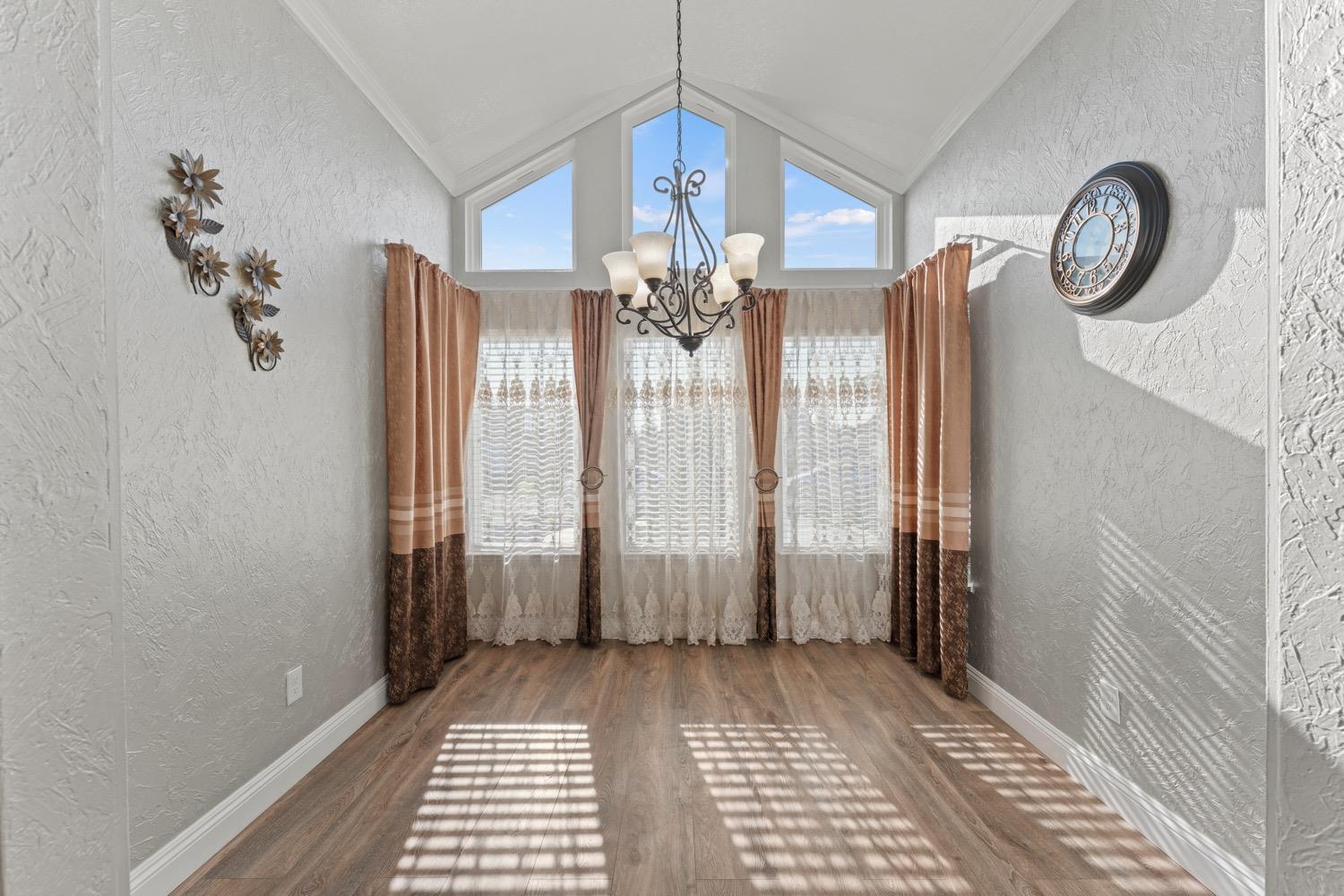 Detail Gallery Image 11 of 42 For 8367 Wheatland Dr, Sacramento,  CA 95828 - 3 Beds | 2 Baths