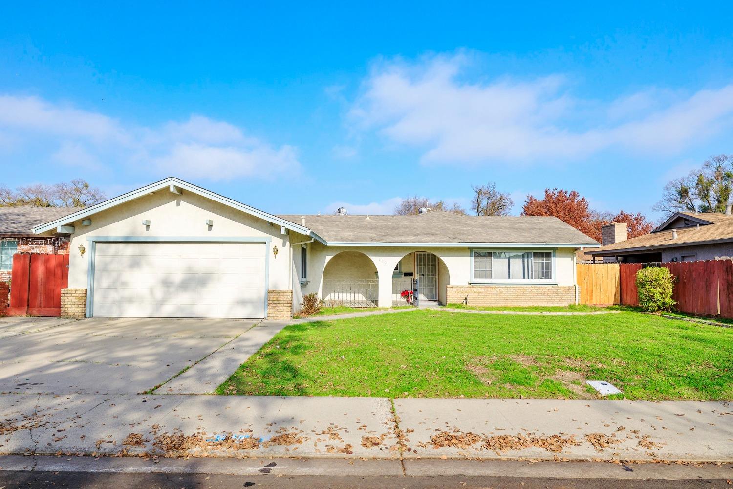 Detail Gallery Image 1 of 34 For 1601 San Carlos Ln, Modesto,  CA 95355 - 3 Beds | 2 Baths