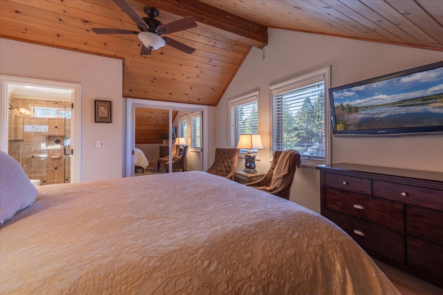 Detail Gallery Image 11 of 35 For 13286 Hillside Dr, Truckee,  CA 96161 - 4 Beds | 2 Baths