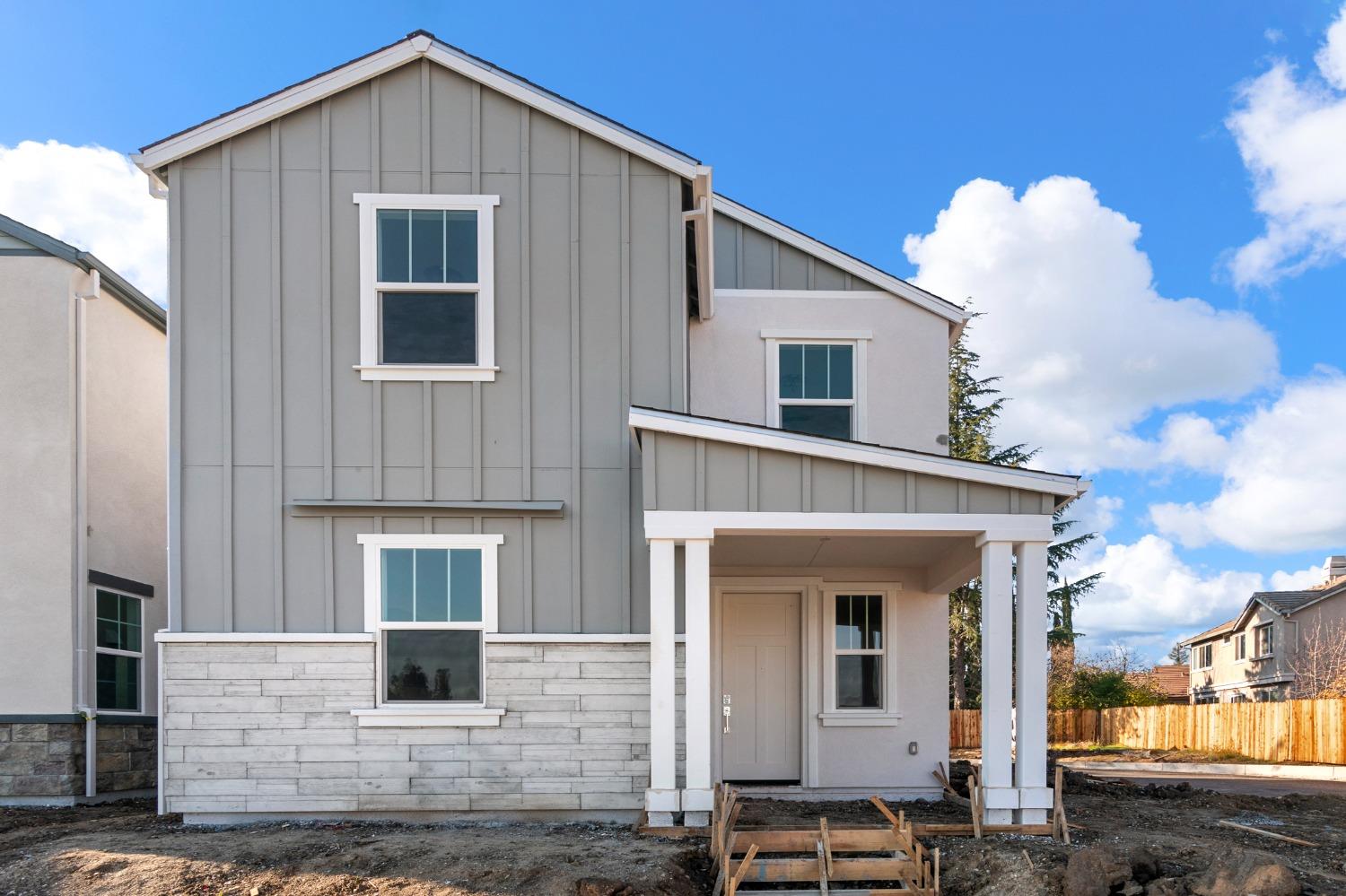 Detail Gallery Image 1 of 28 For 8612 Starburst Way, Sacramento,  CA 95823 - 4 Beds | 2/1 Baths