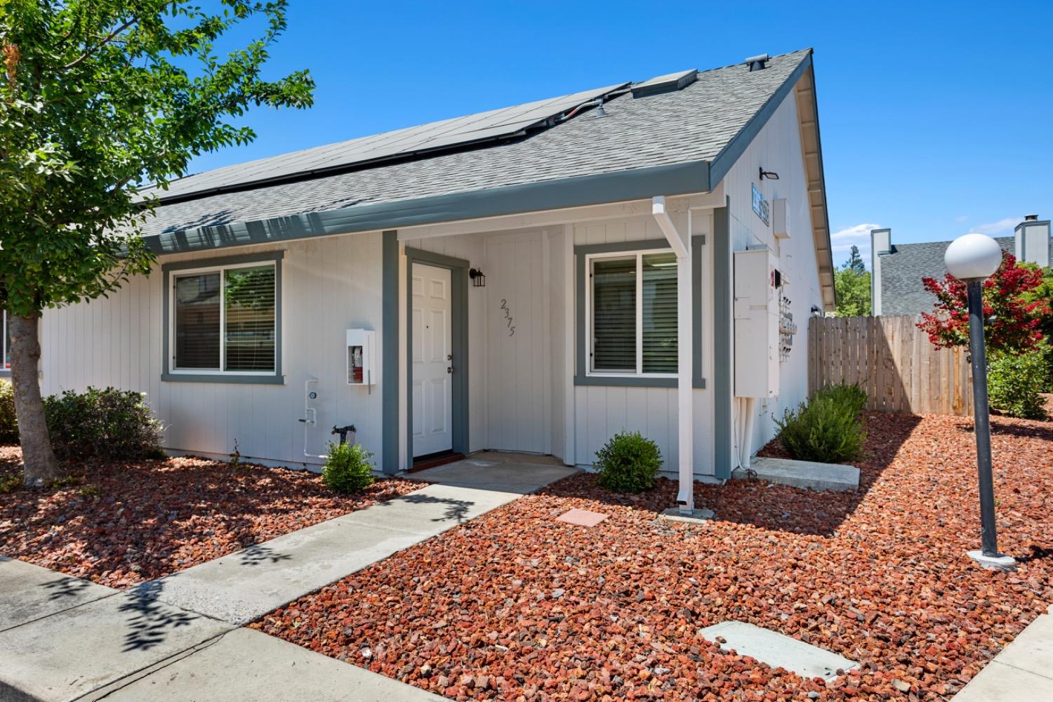 Detail Gallery Image 1 of 23 For 2375 Alta Garden Ln, Sacramento,  CA 95825 - 2 Beds | 2 Baths