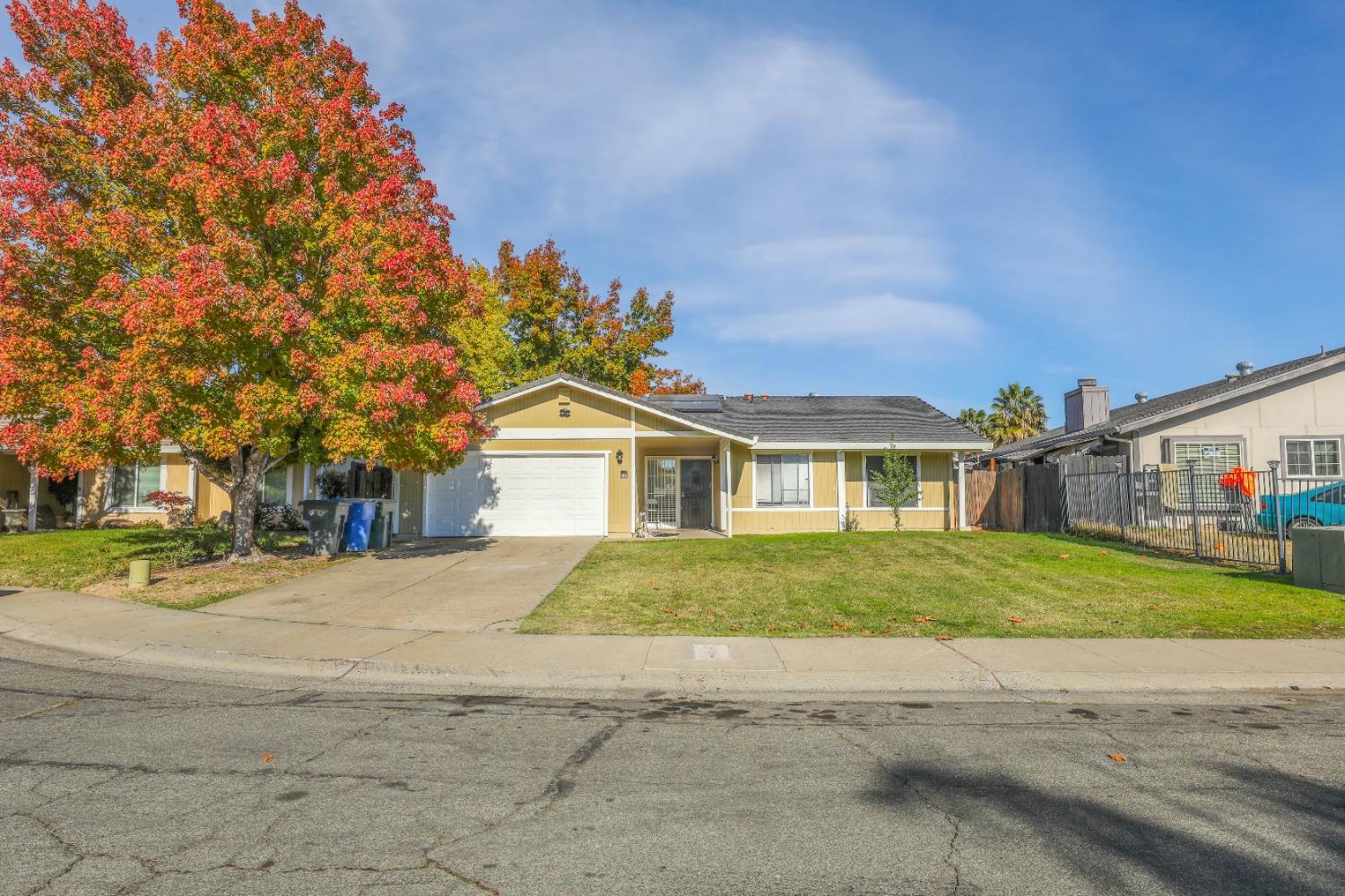 Detail Gallery Image 1 of 14 For 19 Meadow Breeze Ct, Sacramento,  CA 95823 - 3 Beds | 2 Baths