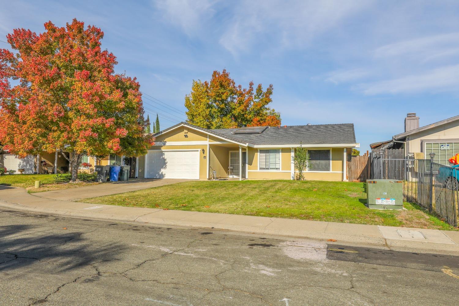 Detail Gallery Image 3 of 14 For 19 Meadow Breeze Ct, Sacramento,  CA 95823 - 3 Beds | 2 Baths