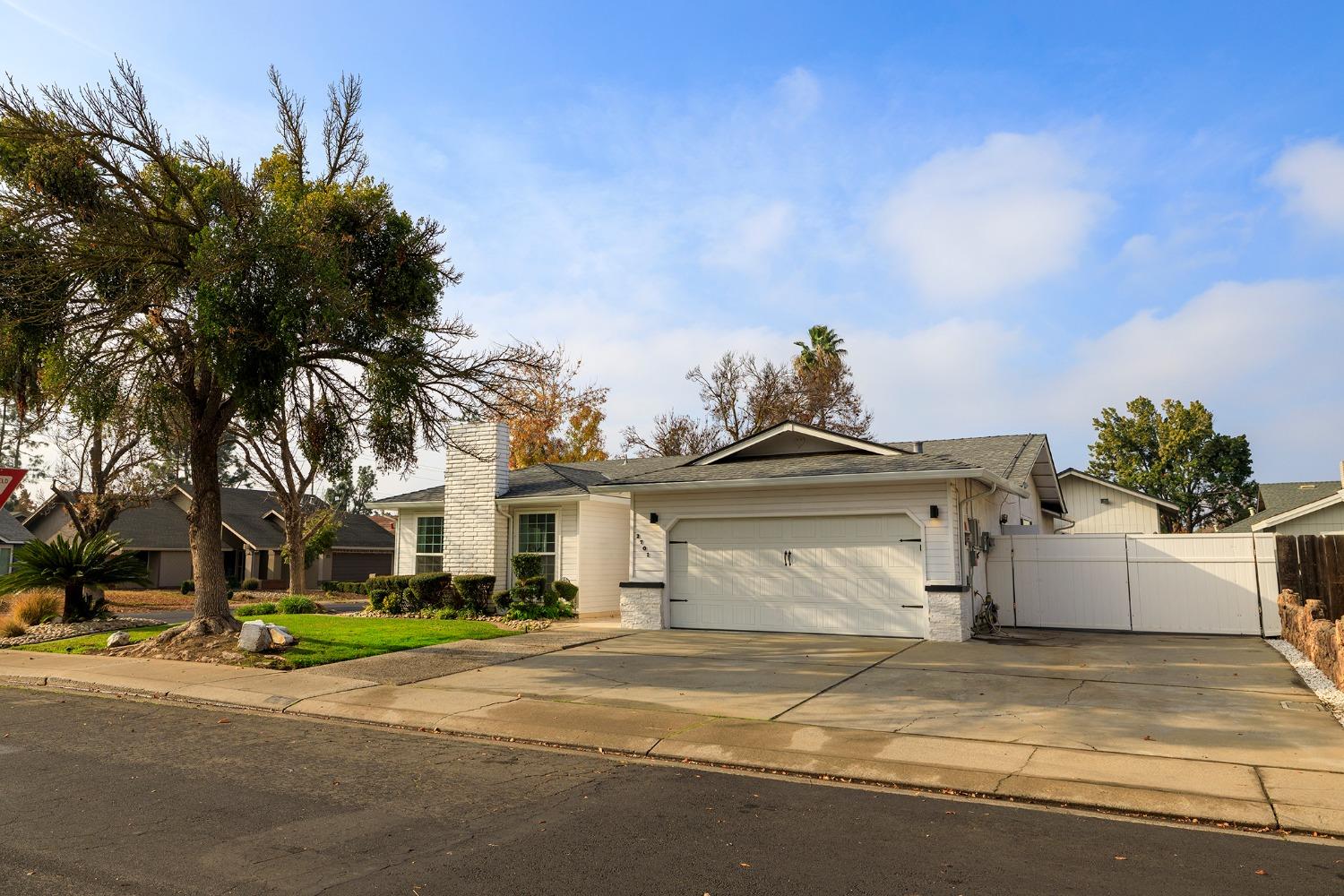 Detail Gallery Image 4 of 64 For 2701 Darius Ln, Modesto,  CA 95350 - 3 Beds | 2 Baths