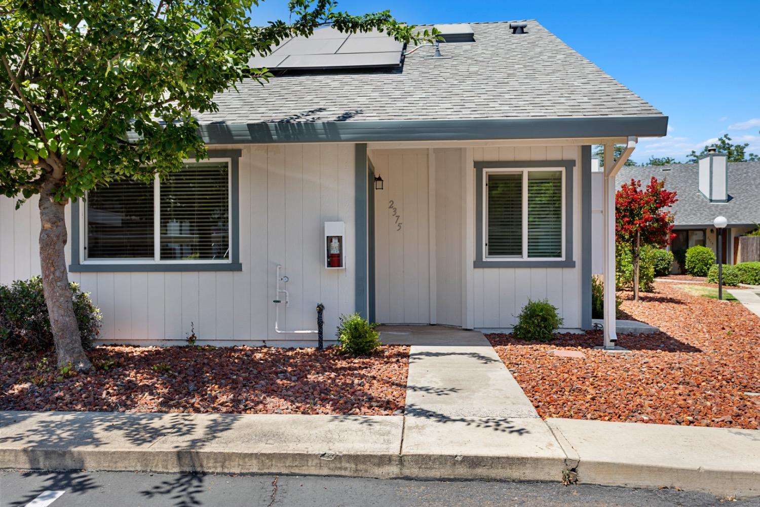 Detail Gallery Image 2 of 23 For 2375 Alta Garden Ln, Sacramento,  CA 95825 - 2 Beds | 2 Baths