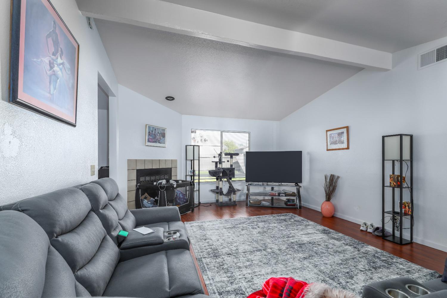 Detail Gallery Image 7 of 14 For 19 Meadow Breeze Ct, Sacramento,  CA 95823 - 3 Beds | 2 Baths