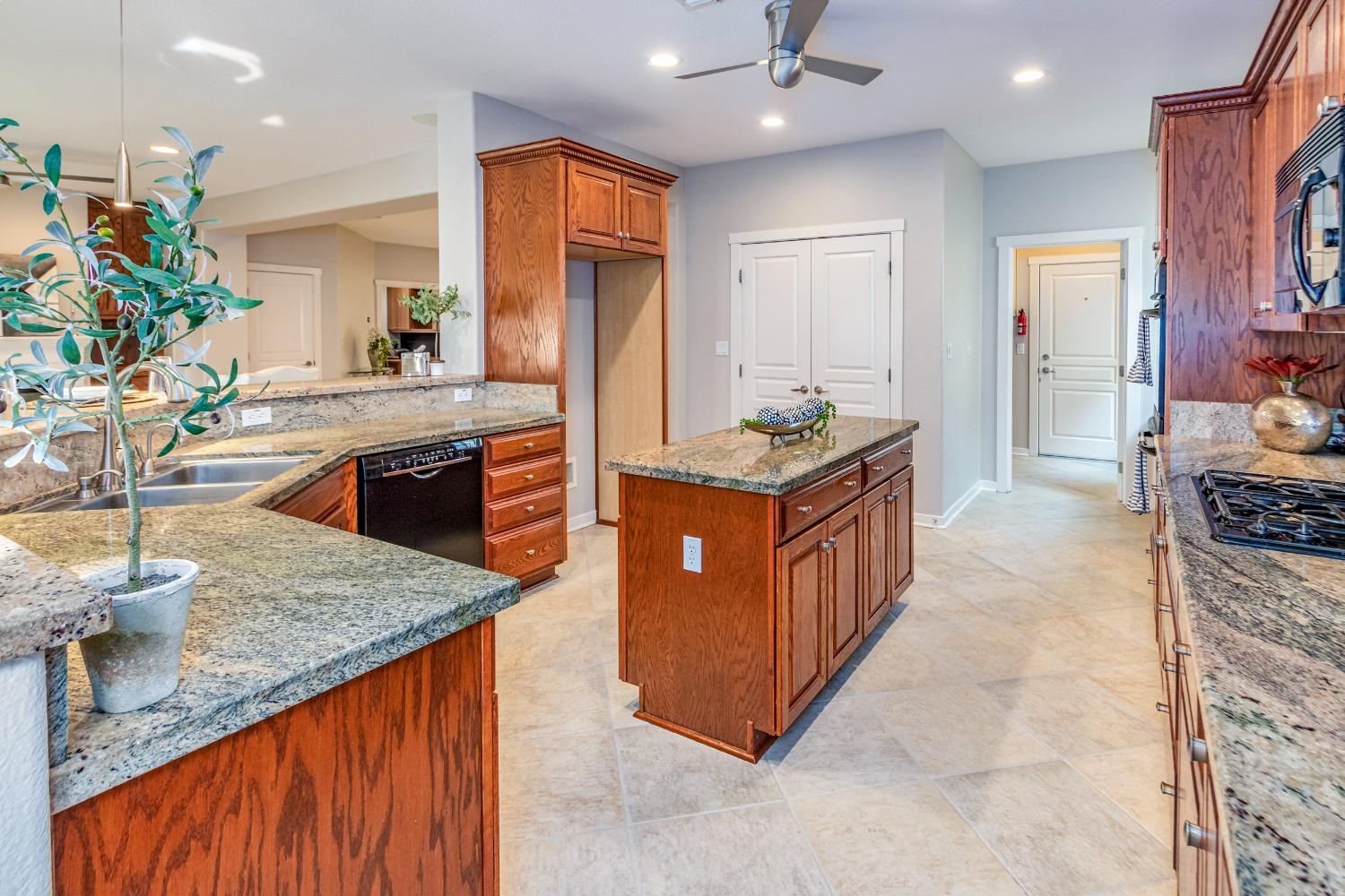 Detail Gallery Image 17 of 51 For 138 Coach Light Ln, Lincoln,  CA 95648 - 2 Beds | 2 Baths