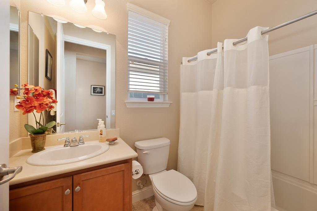 Detail Gallery Image 5 of 19 For 3406 Kennerleigh Pkwy, Roseville,  CA 95747 - 3 Beds | 2 Baths