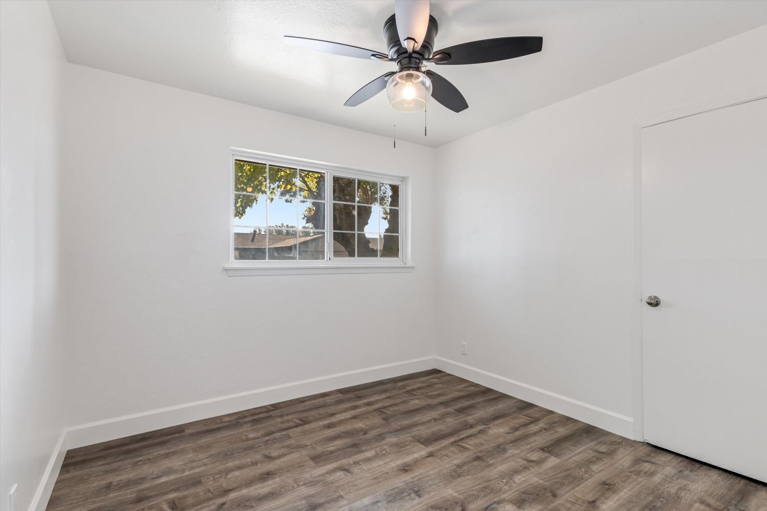 Detail Gallery Image 6 of 14 For 5785 Tangerine Ave, Sacramento,  CA 95823 - 3 Beds | 2 Baths