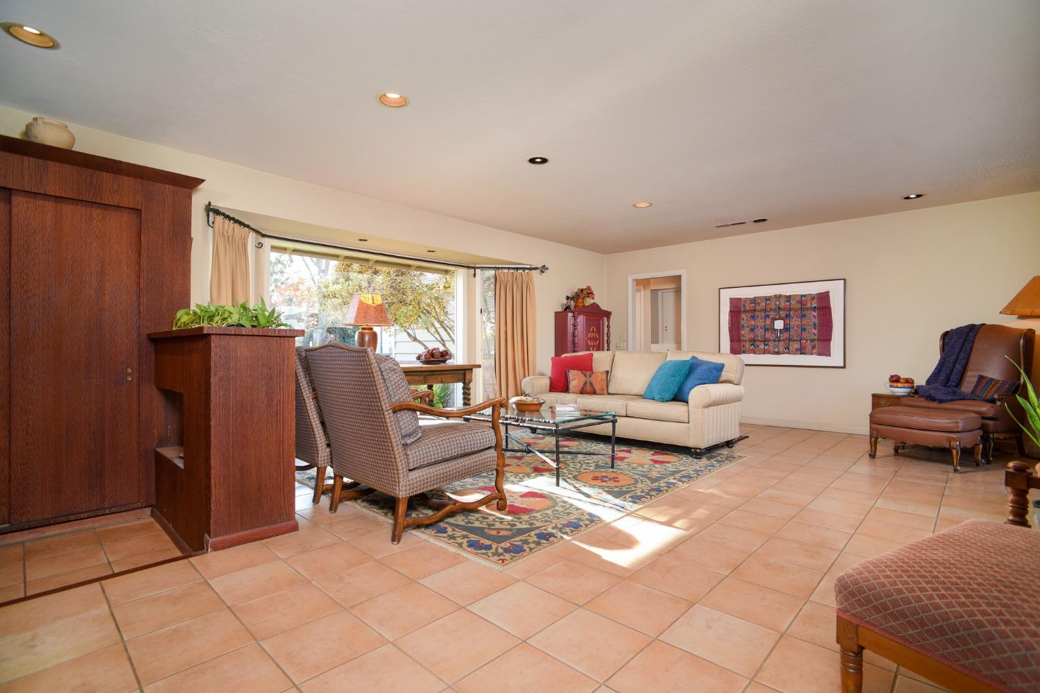 Detail Gallery Image 9 of 67 For 4353 Hussey Dr, Carmichael,  CA 95608 - 2 Beds | 2 Baths