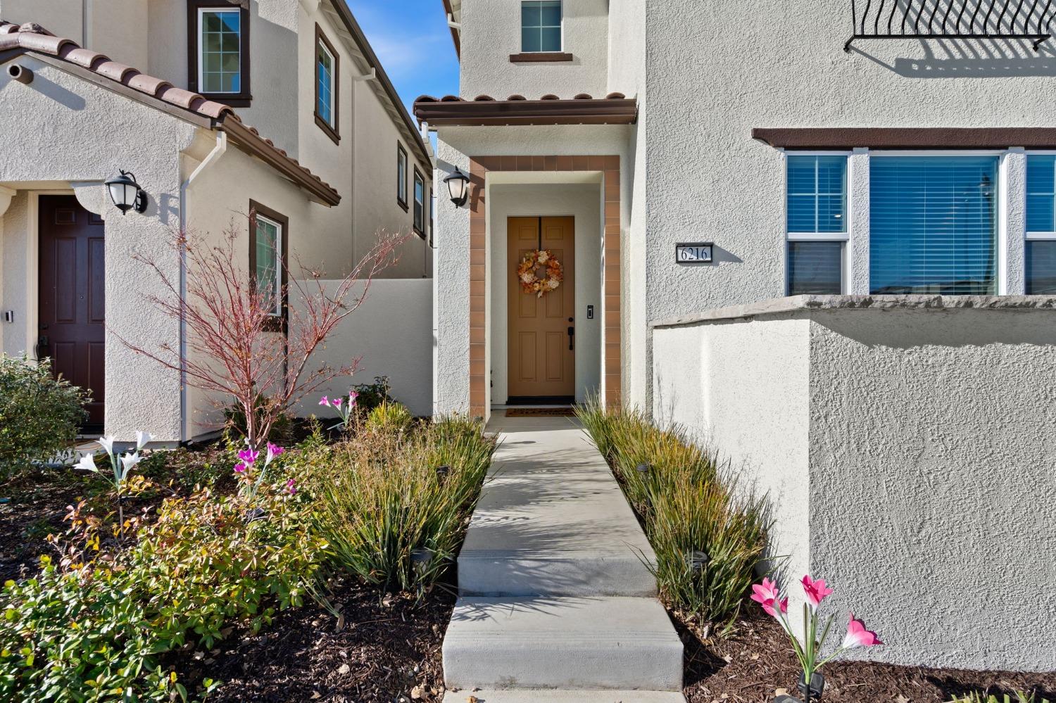 Detail Gallery Image 5 of 36 For 6216 Campus Pkwy, Roseville,  CA 95747 - 3 Beds | 2/1 Baths