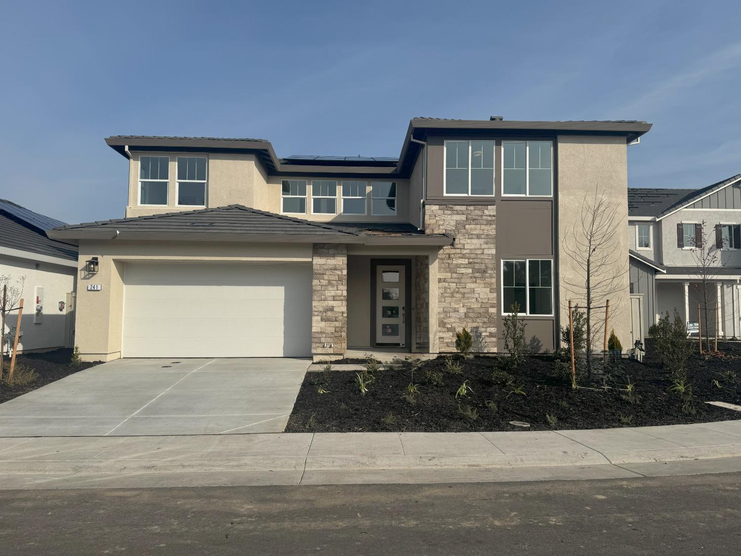 Detail Gallery Image 1 of 14 For 241 Se Creekview, Roseville,  CA 95747 - 5 Beds | 4/1 Baths