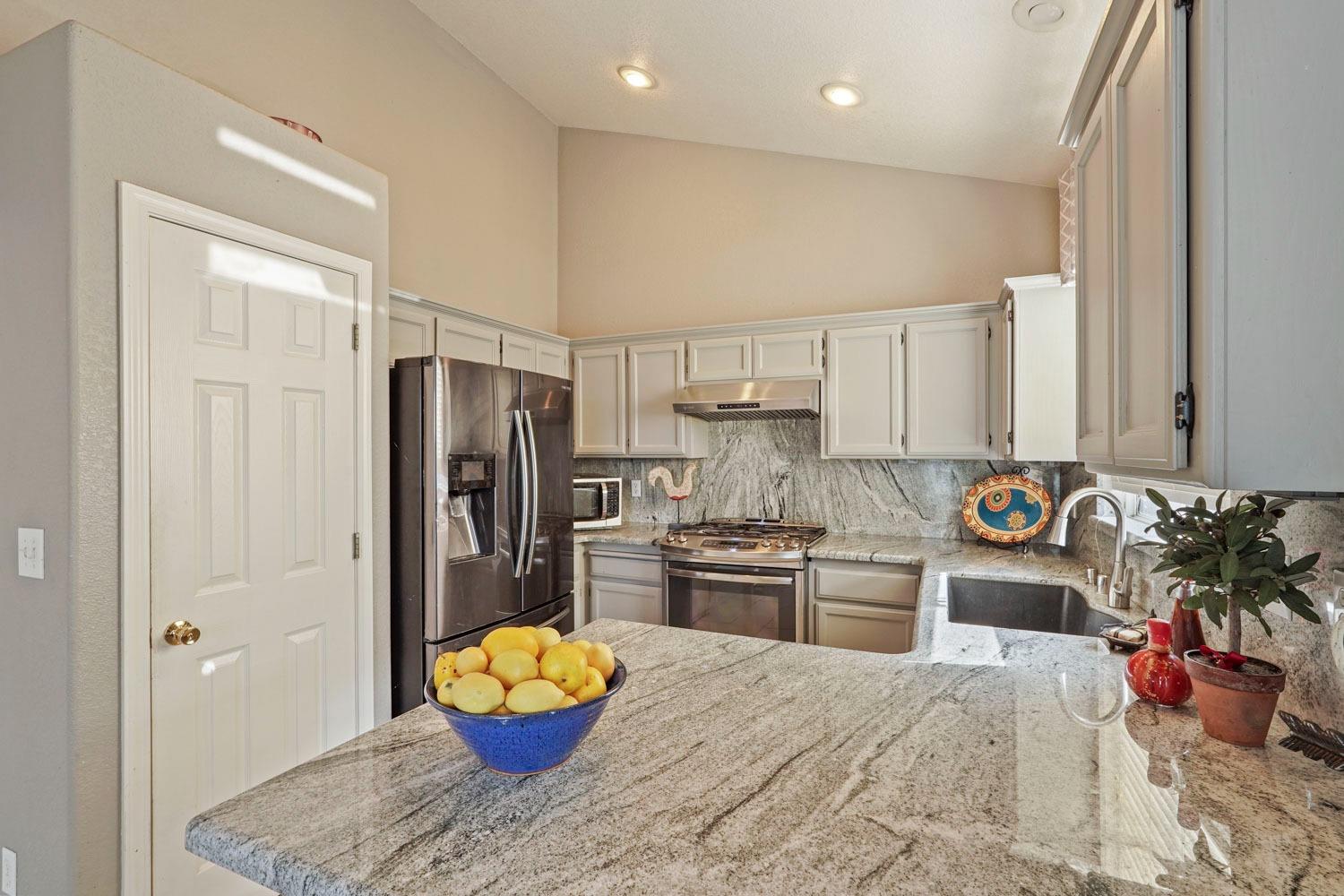 Detail Gallery Image 10 of 49 For 270 Ravenstone Way, Manteca,  CA 95336 - 3 Beds | 2 Baths