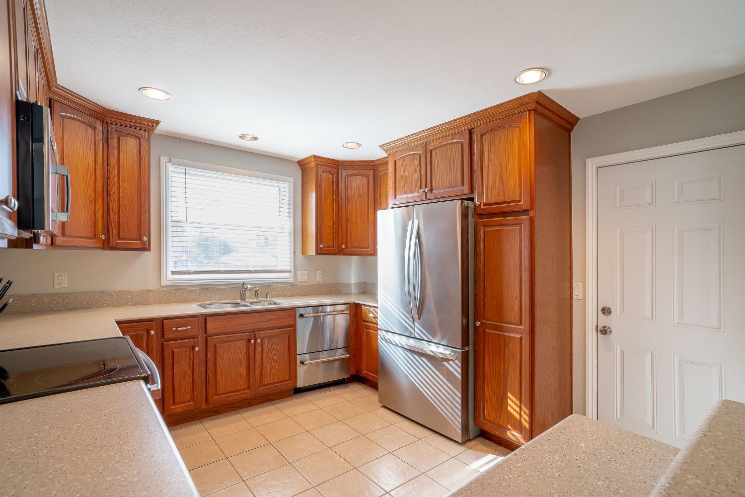 Detail Gallery Image 10 of 46 For 3909 La Verne Way, Sacramento,  CA 95864 - 3 Beds | 1/2 Baths