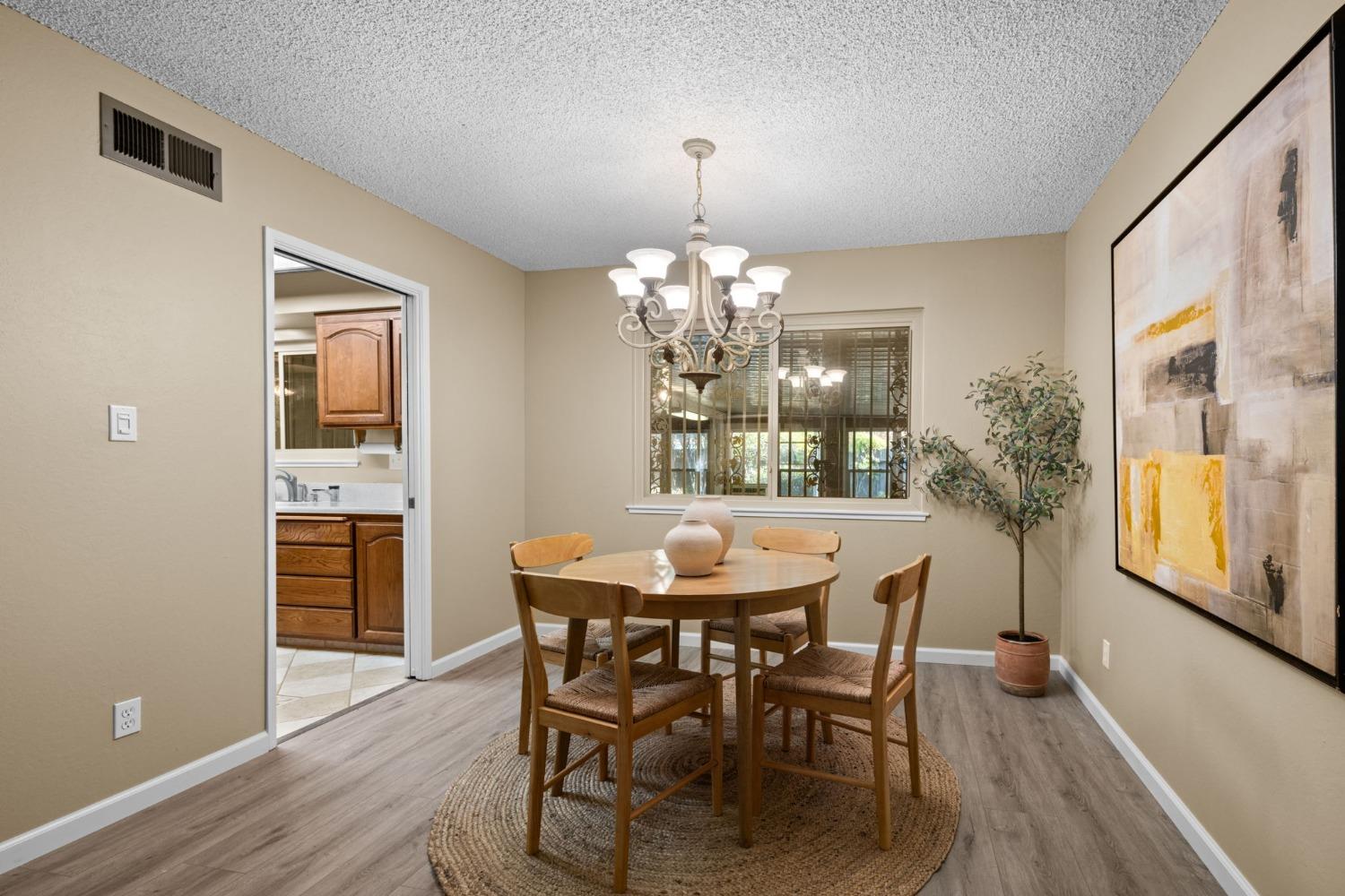 Detail Gallery Image 11 of 75 For 2639 Bridgeport Way, Sacramento,  CA 95826 - 4 Beds | 3/1 Baths