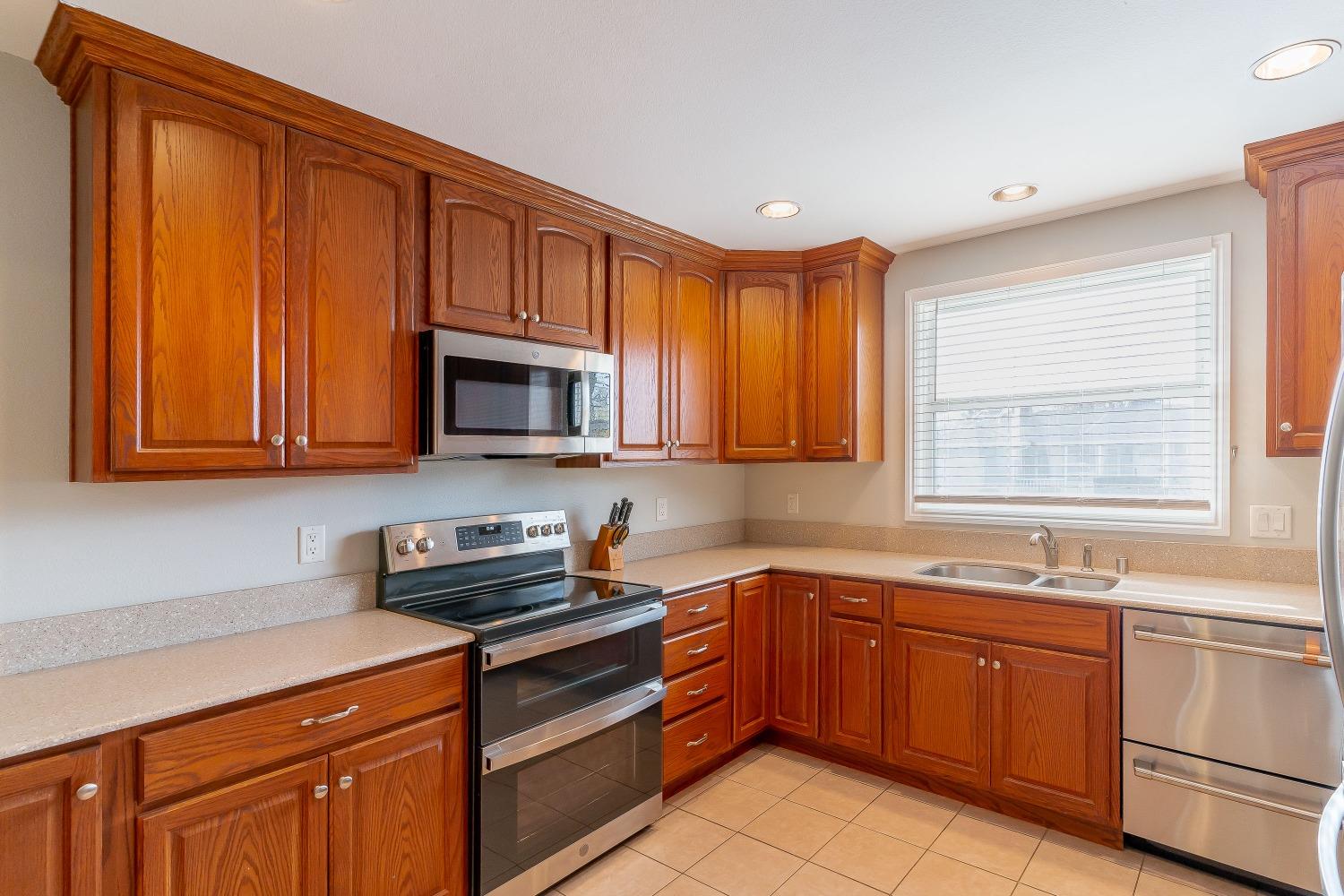 Detail Gallery Image 11 of 46 For 3909 La Verne Way, Sacramento,  CA 95864 - 3 Beds | 1/2 Baths