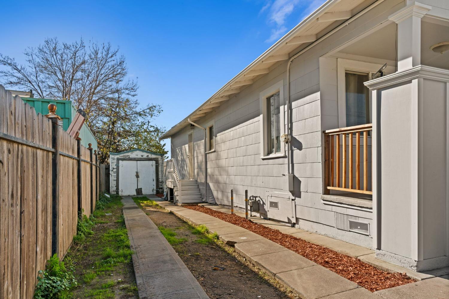 Detail Gallery Image 7 of 32 For 10427 Pippin St #D,  Oakland,  CA 94603 - 4 Beds | 1 Baths