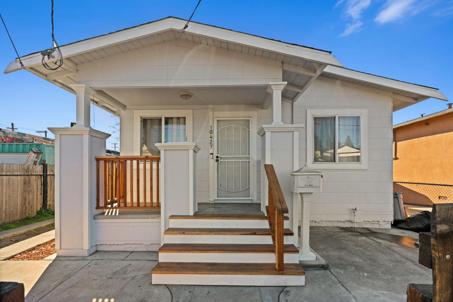 Detail Gallery Image 1 of 32 For 10427 Pippin St #D,  Oakland,  CA 94603 - 4 Beds | 1 Baths