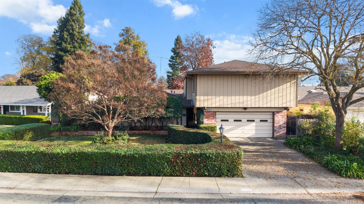 Detail Gallery Image 2 of 75 For 2639 Bridgeport Way, Sacramento,  CA 95826 - 4 Beds | 3/1 Baths