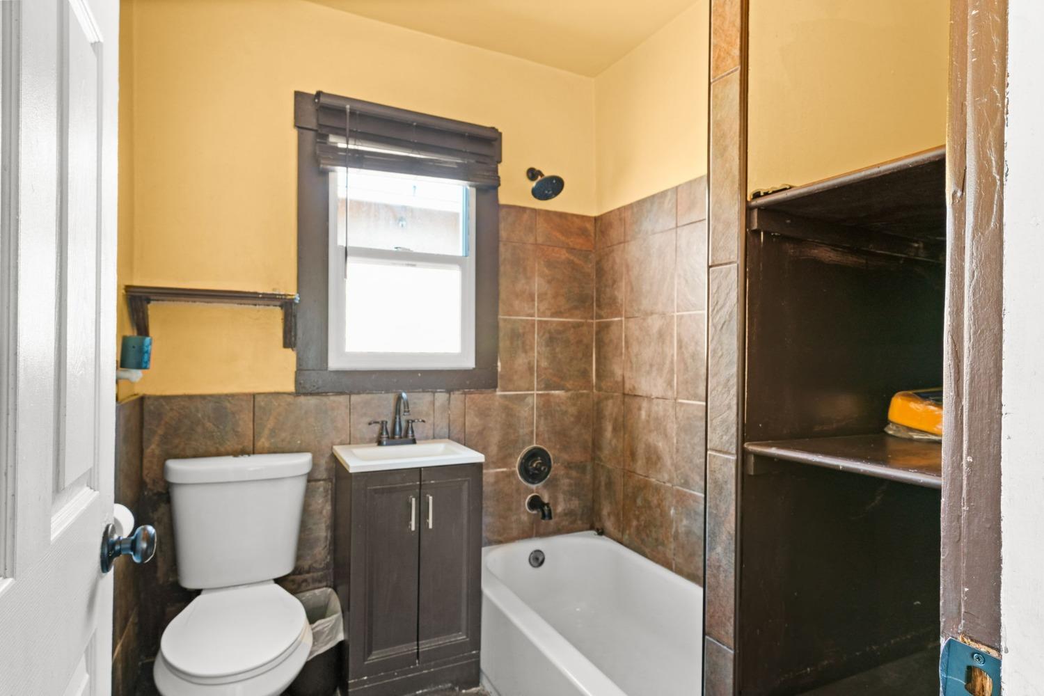 Detail Gallery Image 19 of 32 For 10427 Pippin St #D,  Oakland,  CA 94603 - 4 Beds | 1 Baths