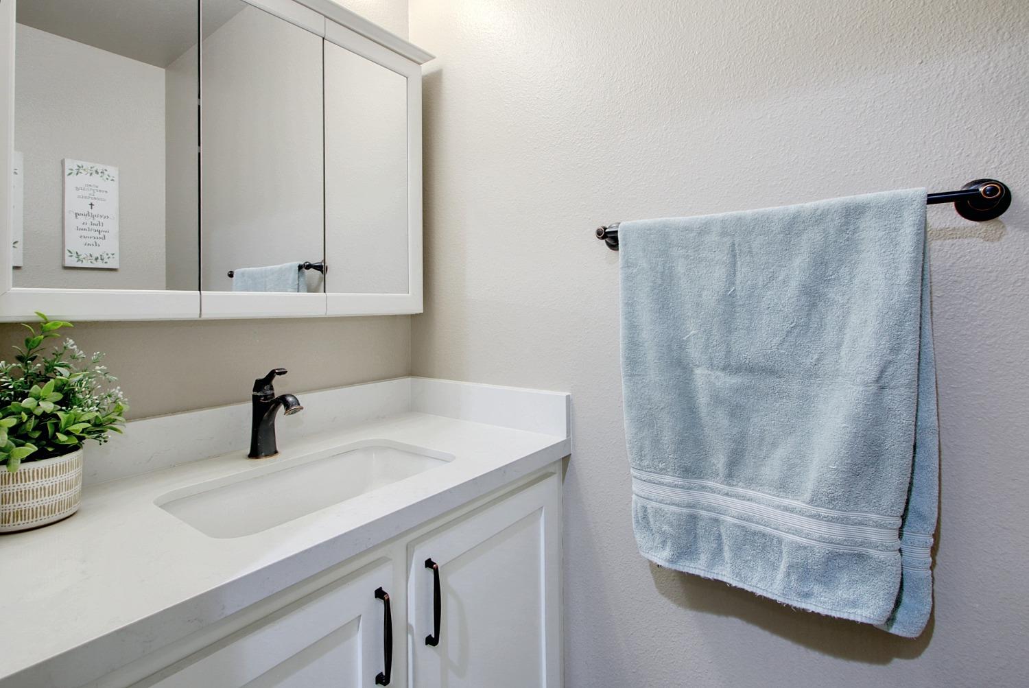 Detail Gallery Image 33 of 51 For 8641 Lodestone Cir, Elk Grove,  CA 95624 - 4 Beds | 2/1 Baths