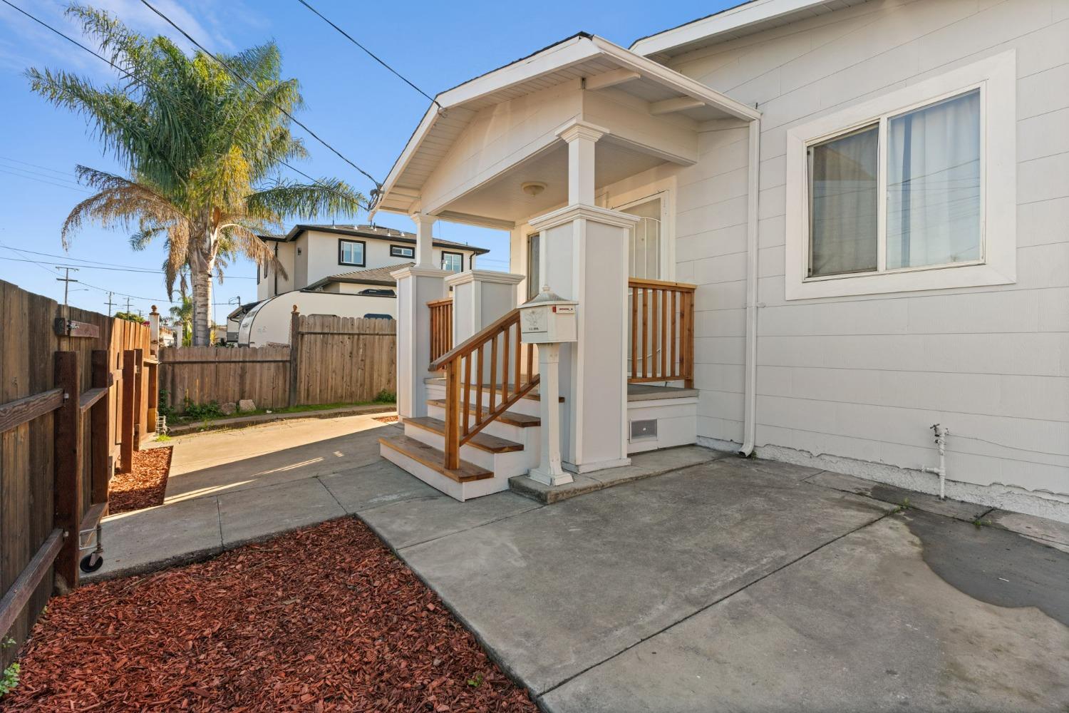 Detail Gallery Image 6 of 32 For 10427 Pippin St #D,  Oakland,  CA 94603 - 4 Beds | 1 Baths