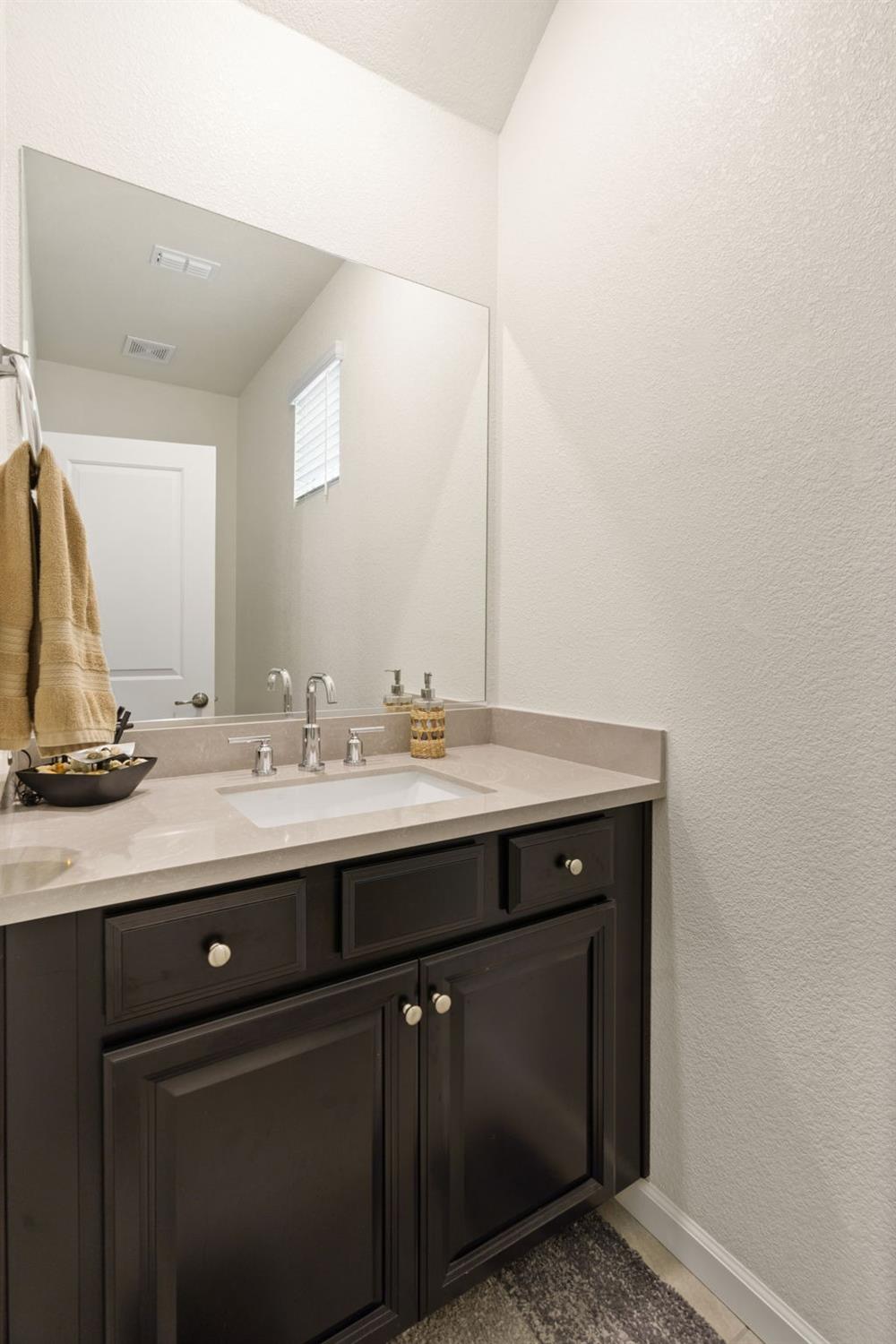 Detail Gallery Image 12 of 36 For 6216 Campus Pkwy, Roseville,  CA 95747 - 3 Beds | 2/1 Baths