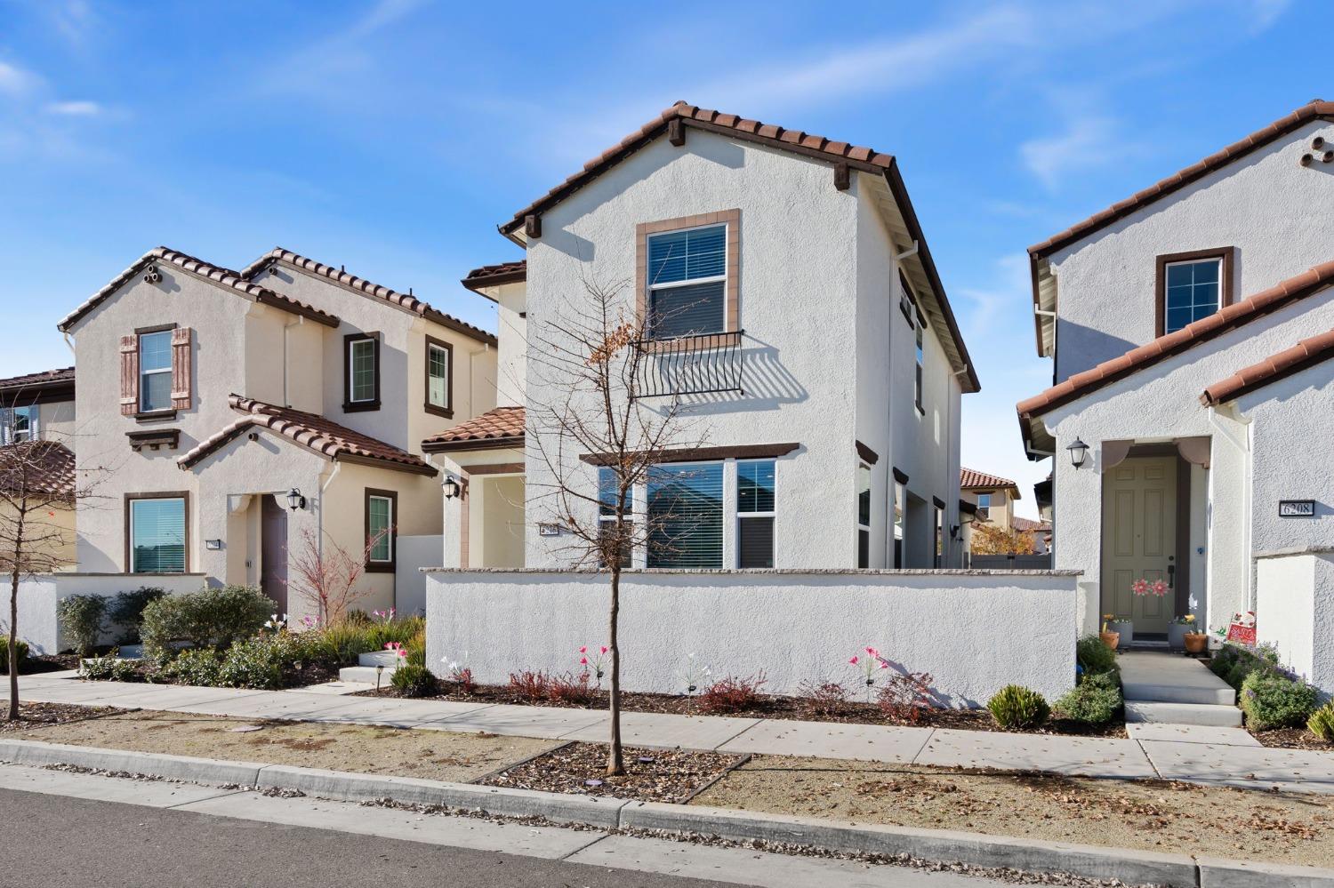 Detail Gallery Image 2 of 36 For 6216 Campus Pkwy, Roseville,  CA 95747 - 3 Beds | 2/1 Baths