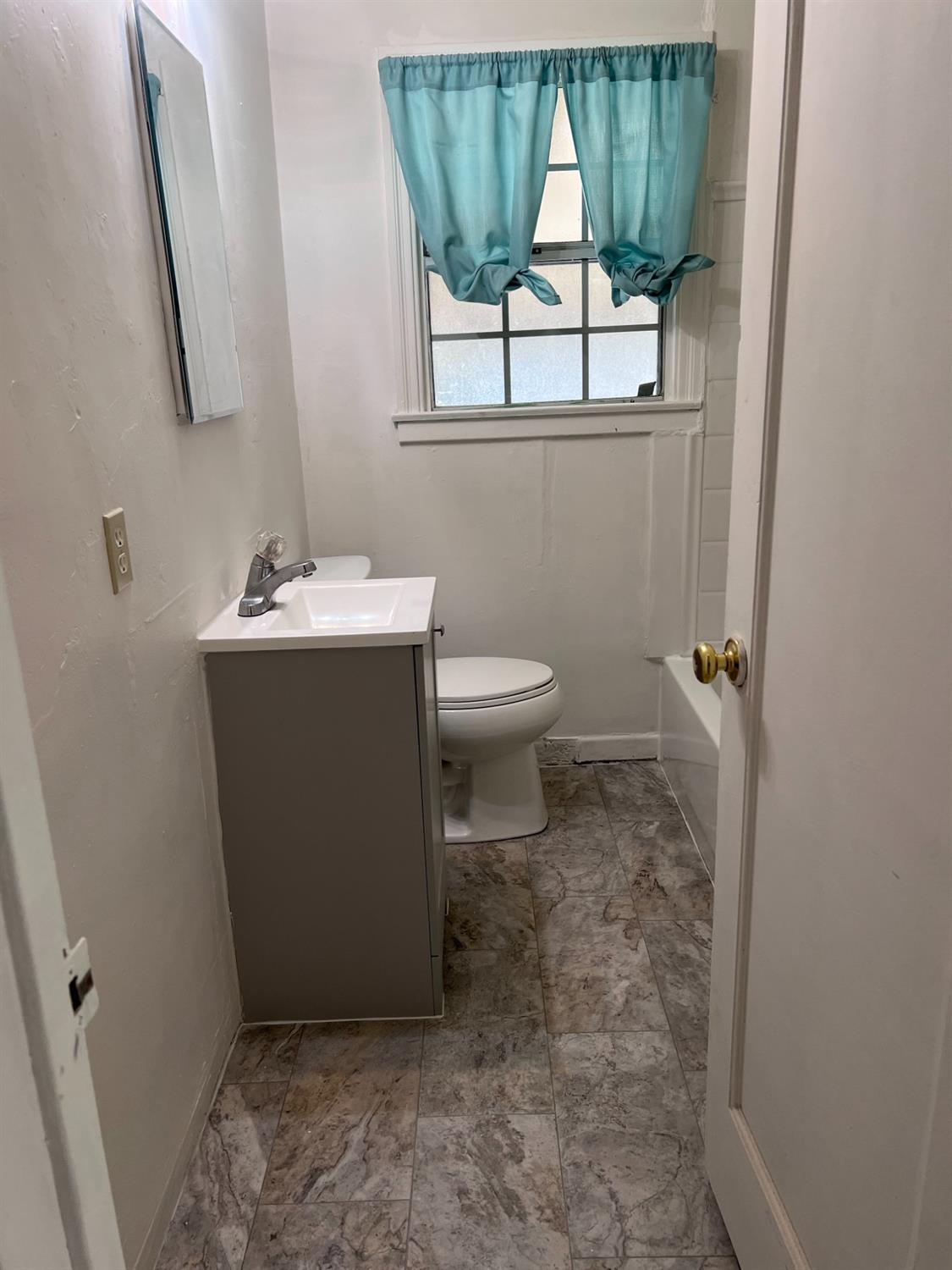 Detail Gallery Image 10 of 20 For 2546 Monte Diablo, Stockton,  CA 95203 - 2 Beds | 1 Baths